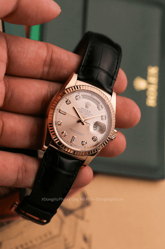 Dress-watch-truyen-thong-day-deo-thuong-lam-bang-da-that.png
